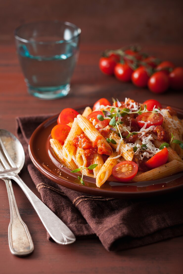 Photo penne pasta with tomatoes and parmesan