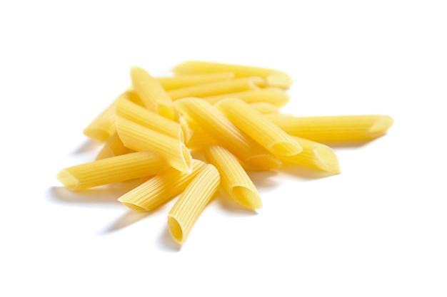 Penne rigate Italiaanse pasta geïsoleerd