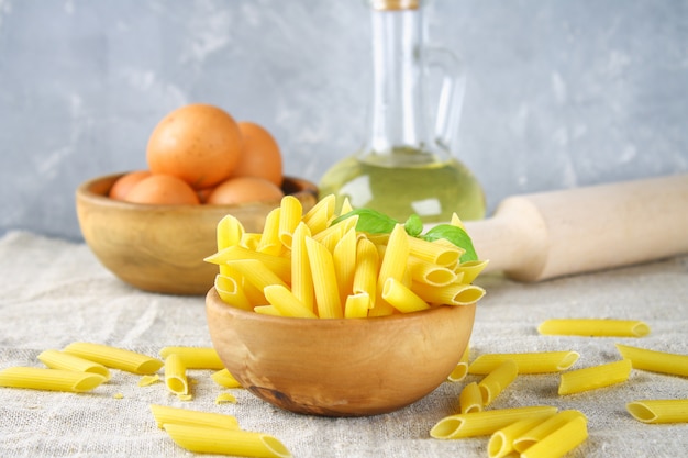 Penne rigate. maccheroni sotto forma di piume. pasta di mostaccioli