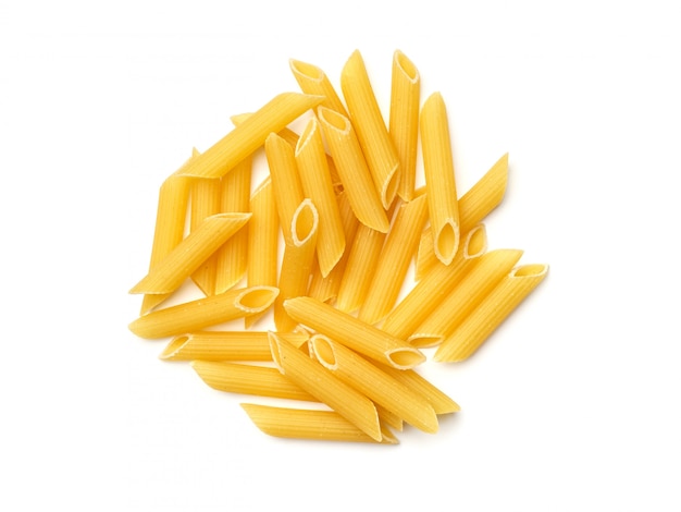 Penne Rigate pasta geïsoleerd op whitÃ'Âƒ. Bovenaanzicht