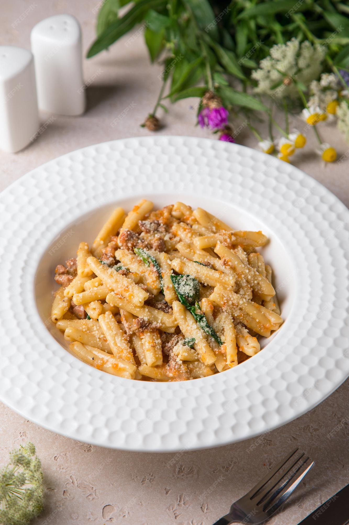 https://img.freepik.com/premium-photo/penne-rigate-pasta-with-pasta-with-ham-pepper-bolognese-pens-penne-food-white-plate_724662-2577.jpg?w=2000