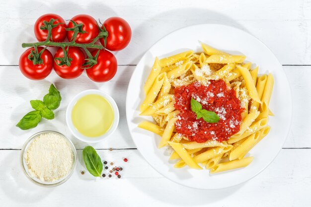 Penne Rigatoni Rigate pasta bovenaanzicht maaltijd uit Italië lunch met tomatensaus op een bord