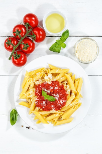 Foto penne rigatoni rigate pasta vista dall'alto pasto dall'italia pranzo con salsa di pomodoro su un piatto formato verticale