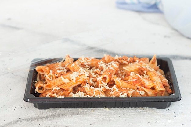 Photo penne with tomato and cheese