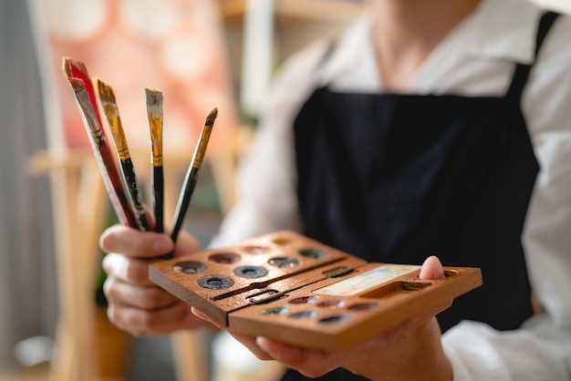 Penseelkunst voor gebruik door kunstenaar creatieve ambachtelijke penseelverf met water of oliekleur op studio achtergrond palet gereedschap apparatuur ontwerp