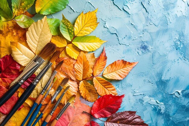 Foto penselen en herfstbladeren op een blauwe achtergrond