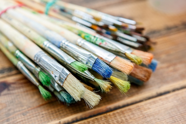 penselen op houten tafel