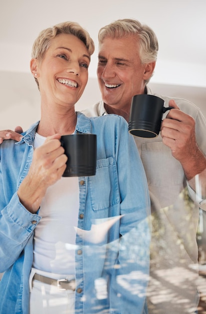 Pensioen ontspannen en koffie met paar in de ochtend samen voor liefde gelukkig en ondersteuning Zorg drinken en glimlachen met oudere man en oude vrouw voor huwelijksgeluk en ontbijt thuis