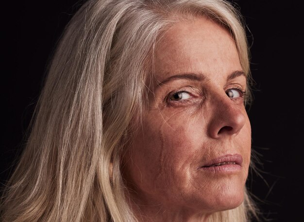 Pensioendepressie en portret van vrouw met droevige traan op gezicht huilend van verdriet zoom Depressief pensioen en senior persoon met psychische problemen op zwarte studio achtergrond