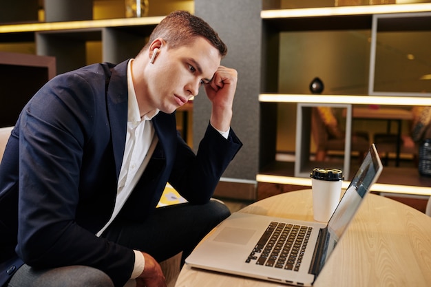 Photo pensive businessman reading e-mail