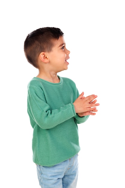 Foto bambino pensoso con la maglietta verde che osserva in su