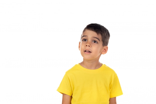 Задумчивый ребенок с желтой футболкой