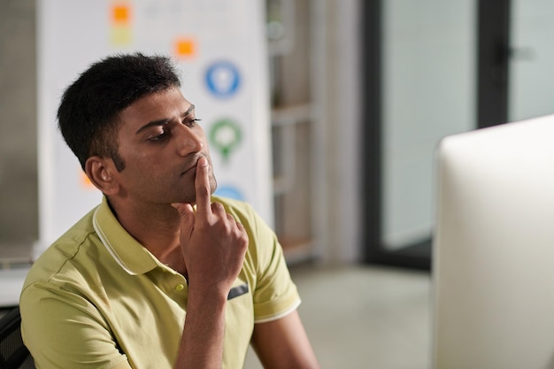 Photo pensive designer looking at monitor