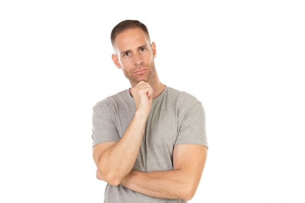 Foto ragazzo pensieroso con t-shirt grigia