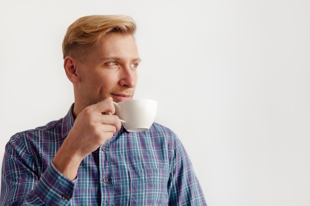 温かい飲み物で物思いにふける男