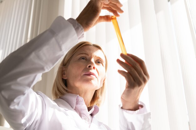 Foto pensieroso scienziato medico che lavora sul farmaco