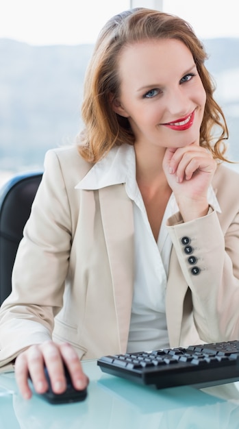 Photo pensive pretty businesswoman smiling and looking at camera
