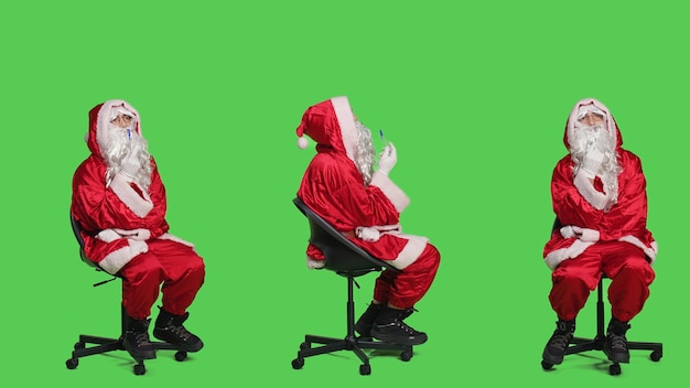 Photo pensive santa in costume sits on chair