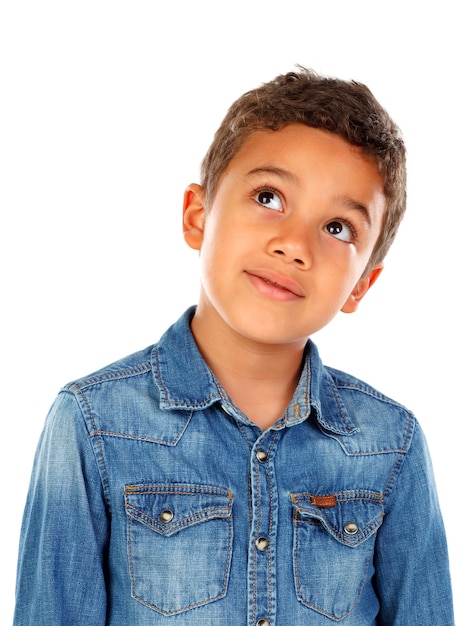 Camicia di jeans pensierosa bambino piccolo isolato su uno sfondo bianco