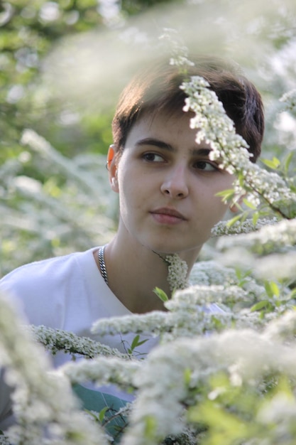 Photo pensive view of a man in the bushes