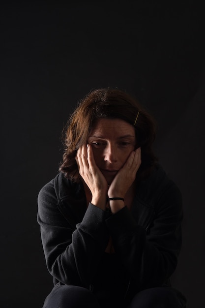 Photo pensive woman with downcast eyes