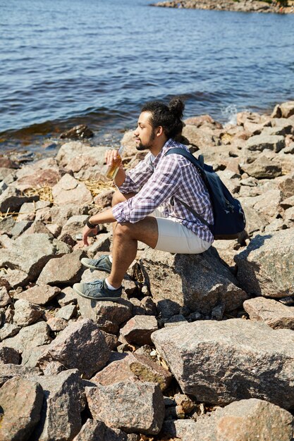 海で物思いにふける若者