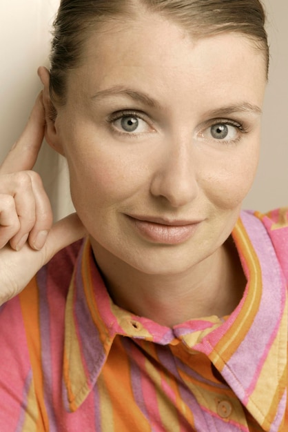 Photo pensive young woman