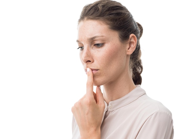 Photo pensive young woman