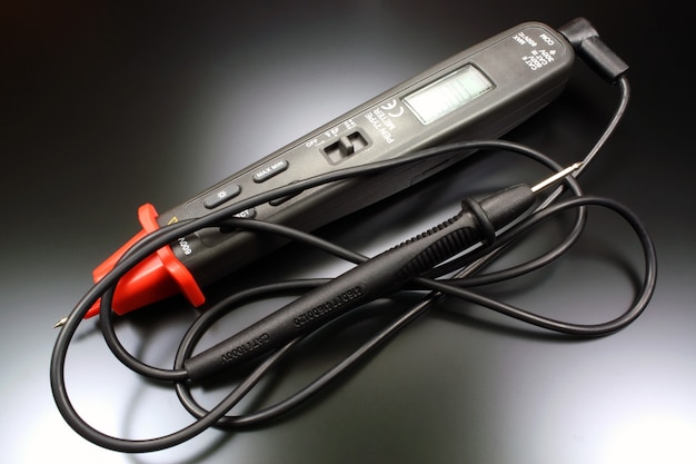 Pentype digitale multimeter met sonde op zwarte close-up