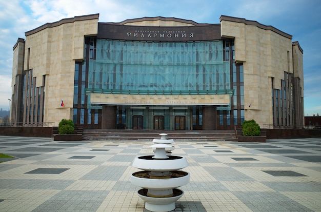 Foto penza, russia - architettura del teatro dell'opera filarmonica