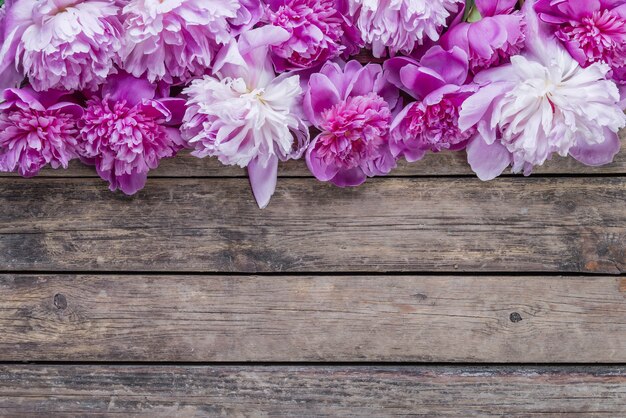 Peony bloemen in rustieke stijl