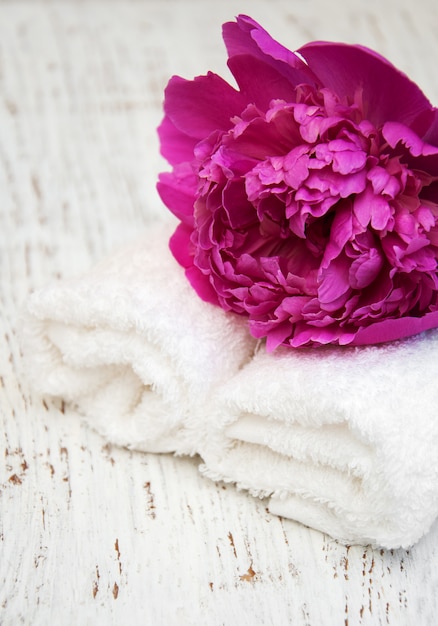 Peony bloemen met massage handdoeken