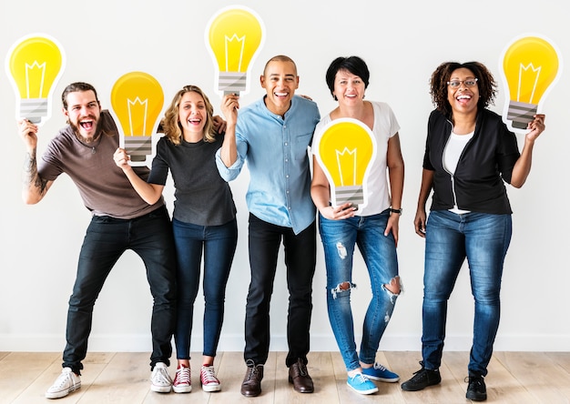 Foto peopl con l'icona della lampadina