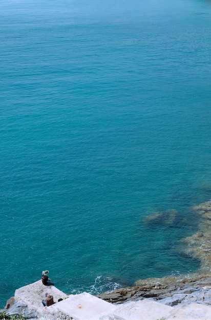 Peoplaは青い海で釣りをしています美しい景色の海の風景