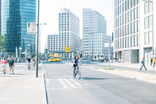 写真 都市の近代的な建物に対する人々