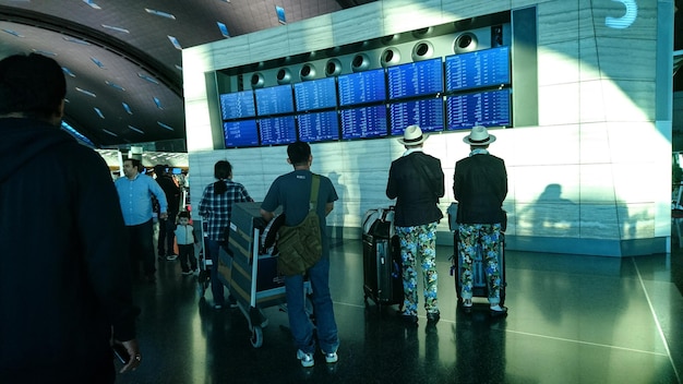 Foto persone all'aeroporto di notte