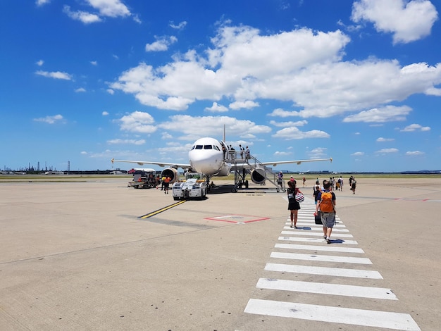 Foto persone sulla pista dell'aeroporto contro il cielo