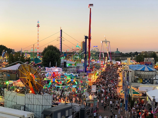 Photo people at amusement park ride against sky