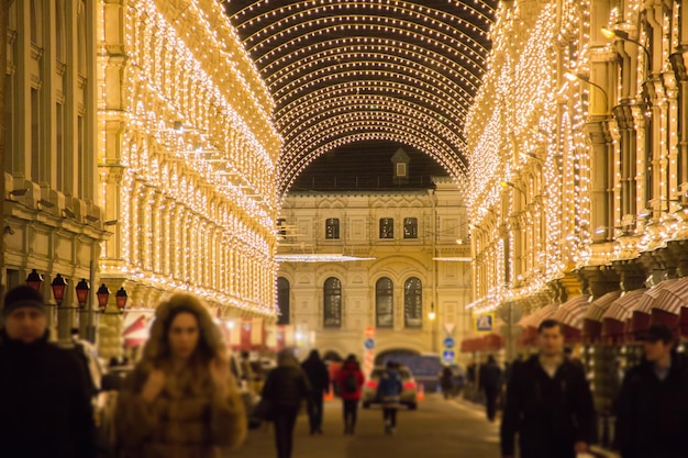 写真 正月やクリスマスに飾られた通りを人や観光客が歩く