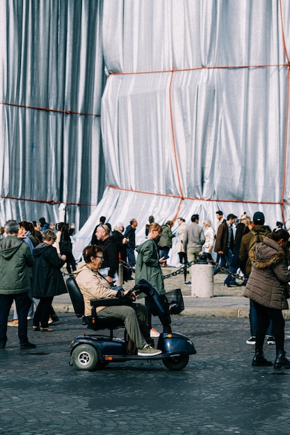 Foto persone all'arco di trionfo a parigi