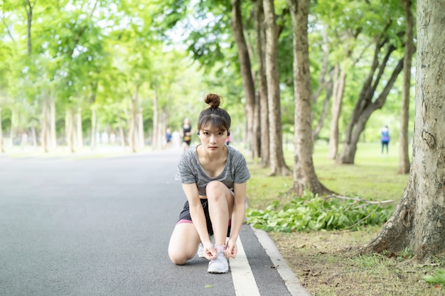 人々は公園で運動しています