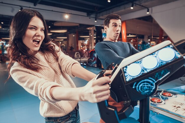 Foto la gente sta pilotando aerei che giocano in sala giochi