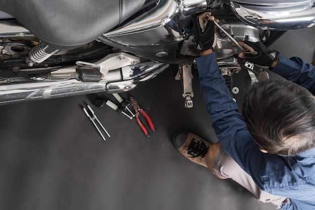 Photo people are repairing a motorcycle use a wrench and a screwdriver to work