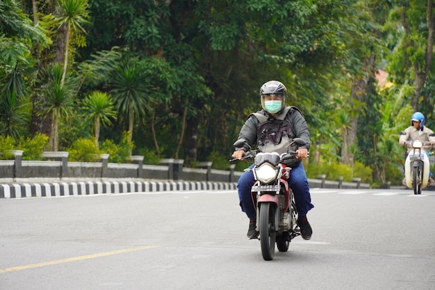 Photo people are riding their motorbikes on the highway