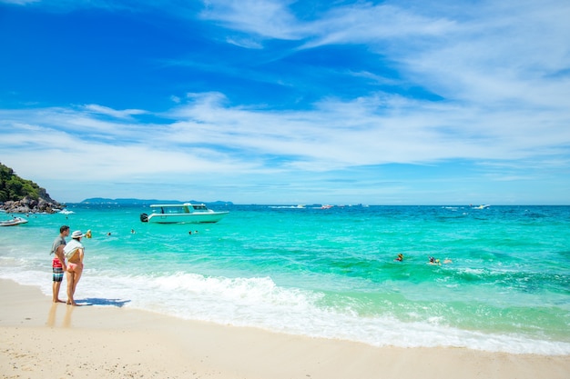 Photo people are swimming at the beach