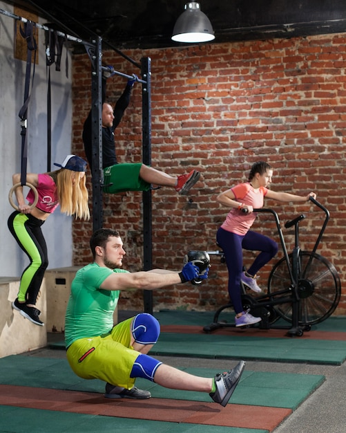 Le persone si allenano nella palestra di crossfit