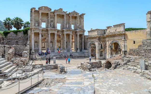 Люди посещают библиотеку Цельса (Celcius Library) в древнем городе Эфес. Эфес является популярным историческим местом в Турции.