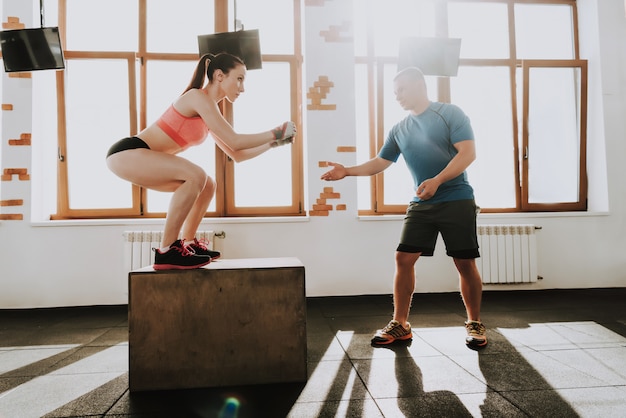 Le persone indossano l'uniforme sportiva in palestra.