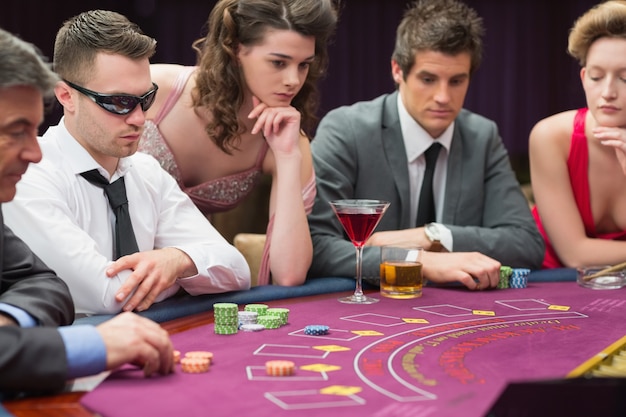 Foto la gente intorno al tavolo da poker