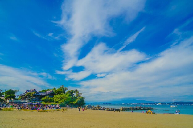 写真 空に向かってビーチにいる人々